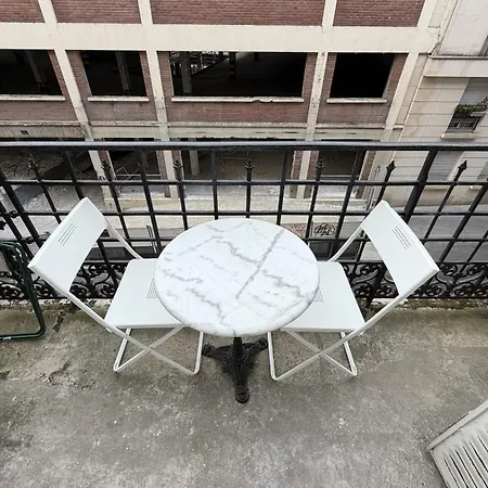 Apartmán Charming With Balcony In 18 *
