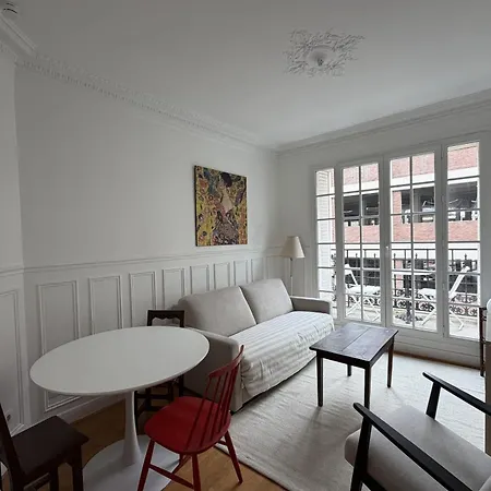 Apartmán Charming With Balcony In 18