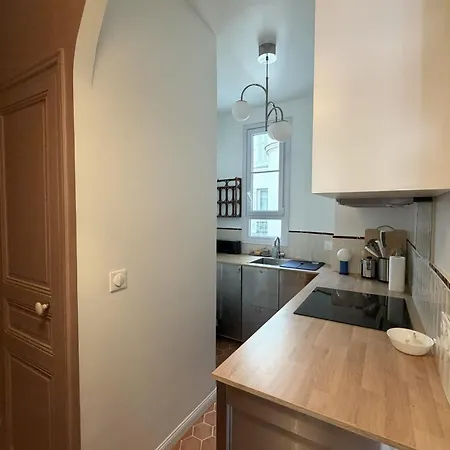 Apartmán Charming With Balcony In 18