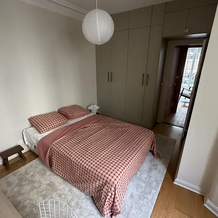 Apartmán Charming With Balcony In 18 *