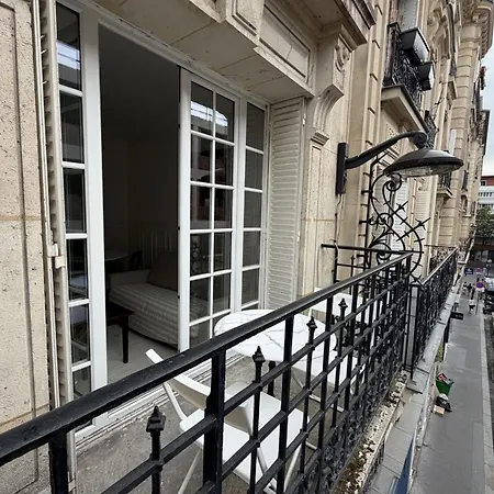 Apartmán Charming With Balcony In 18